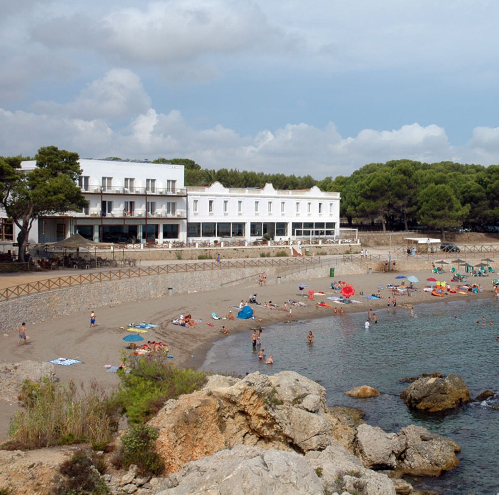 L'Hostal Empúries amb el mar en primer pla